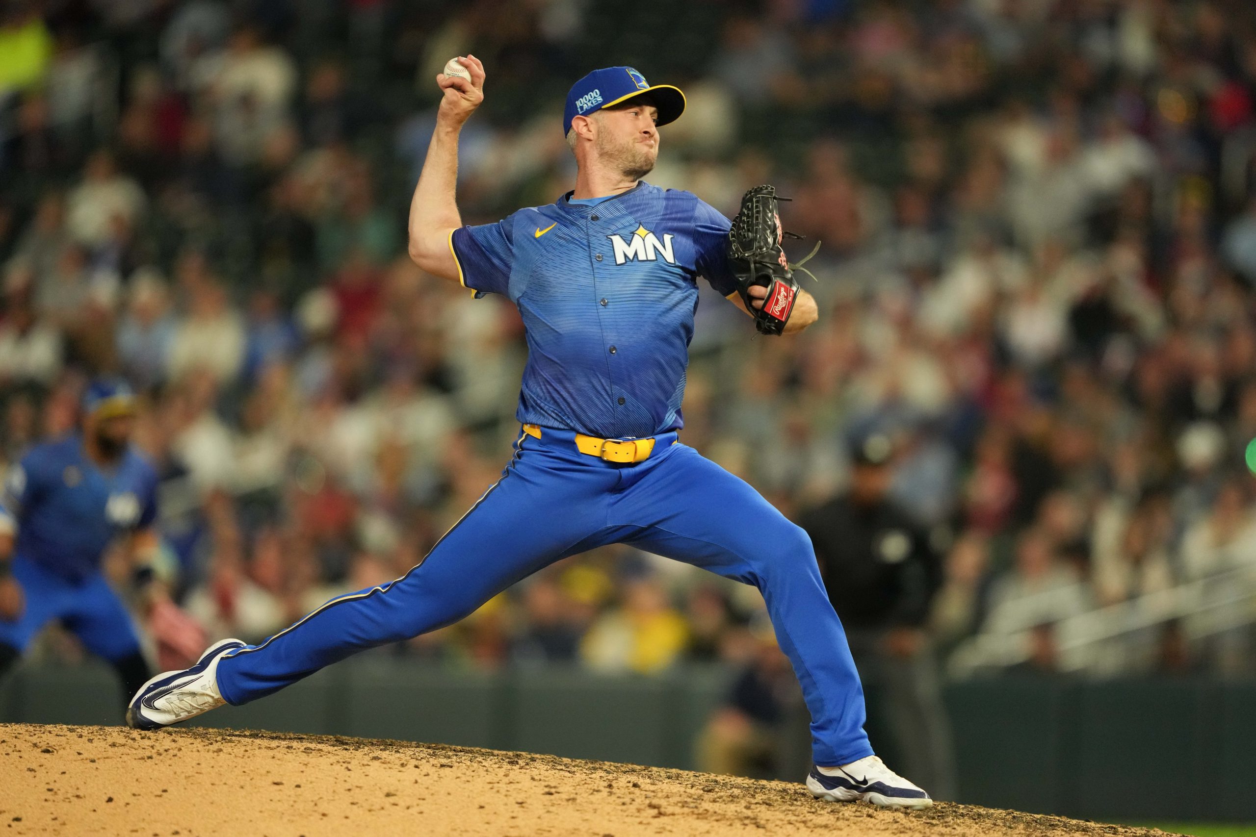 Cubs Sign Free Agent Pitcher